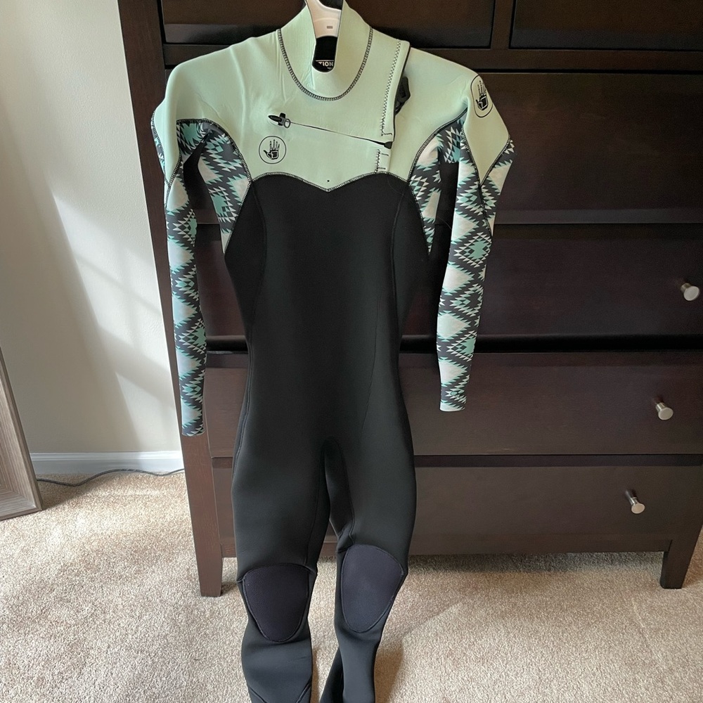 Never worn Body Glove wetsuit!